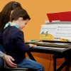 Aprendiendo a tocar el piano en clase - Aprendiendo a tocar el piano en clase